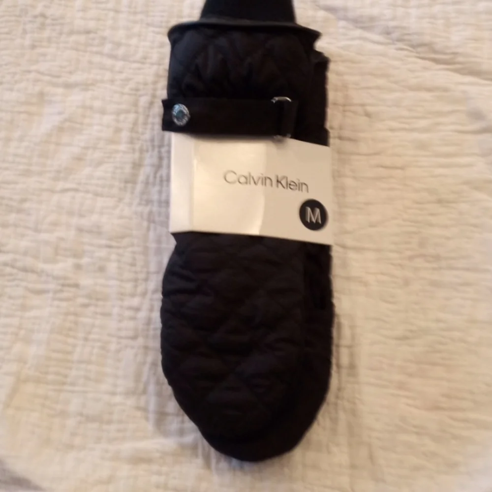 NWT Black Calvin Klein women's Mittens Medium